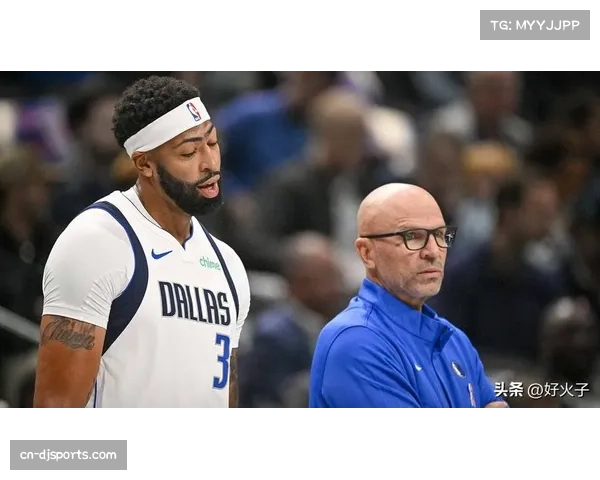 镜头捕捉：独行侠教练基德在暂停时于战术板上快速绘制“Box”战术